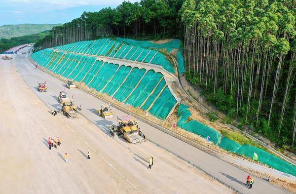 配资网前十名 罗鹿高速公路项目首个水稳试验段顺利摊铺